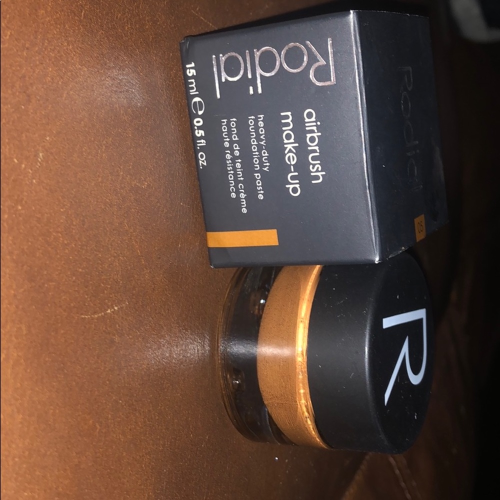 Rodial 05 airbrush makeup